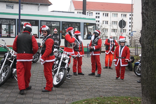 Weihnachtsmänner auf dem Cracauer Weihnachtsmarkt