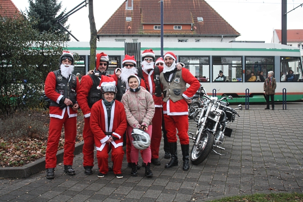 Weihnachtsmänner auf dem Cracauer Weihnachtsmarkt