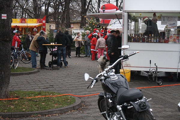 Weihnachtsmänner auf dem Cracauer Weihnachtsmarkt