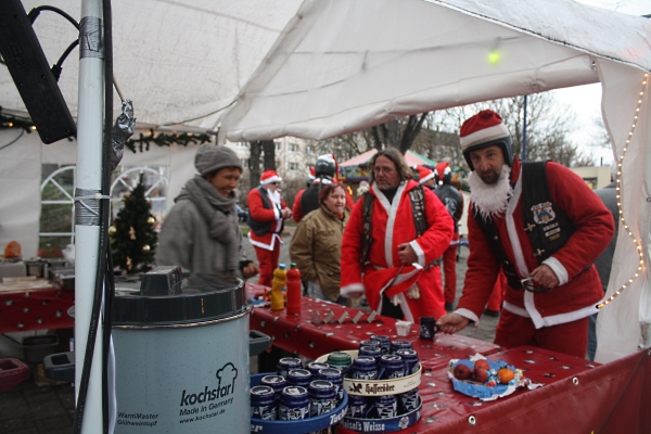 Weihnachtsmänner auf dem Cracauer Weihnachtsmarkt